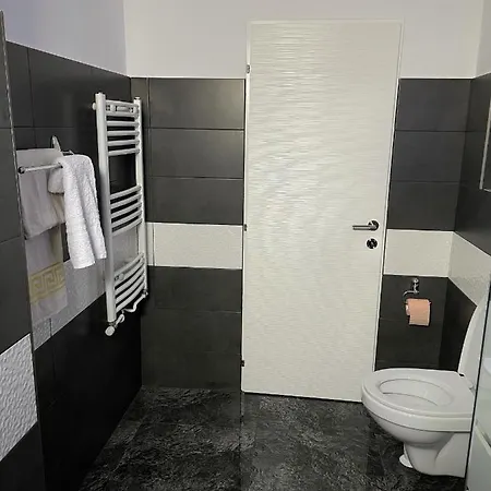 Modern Art Apartment *